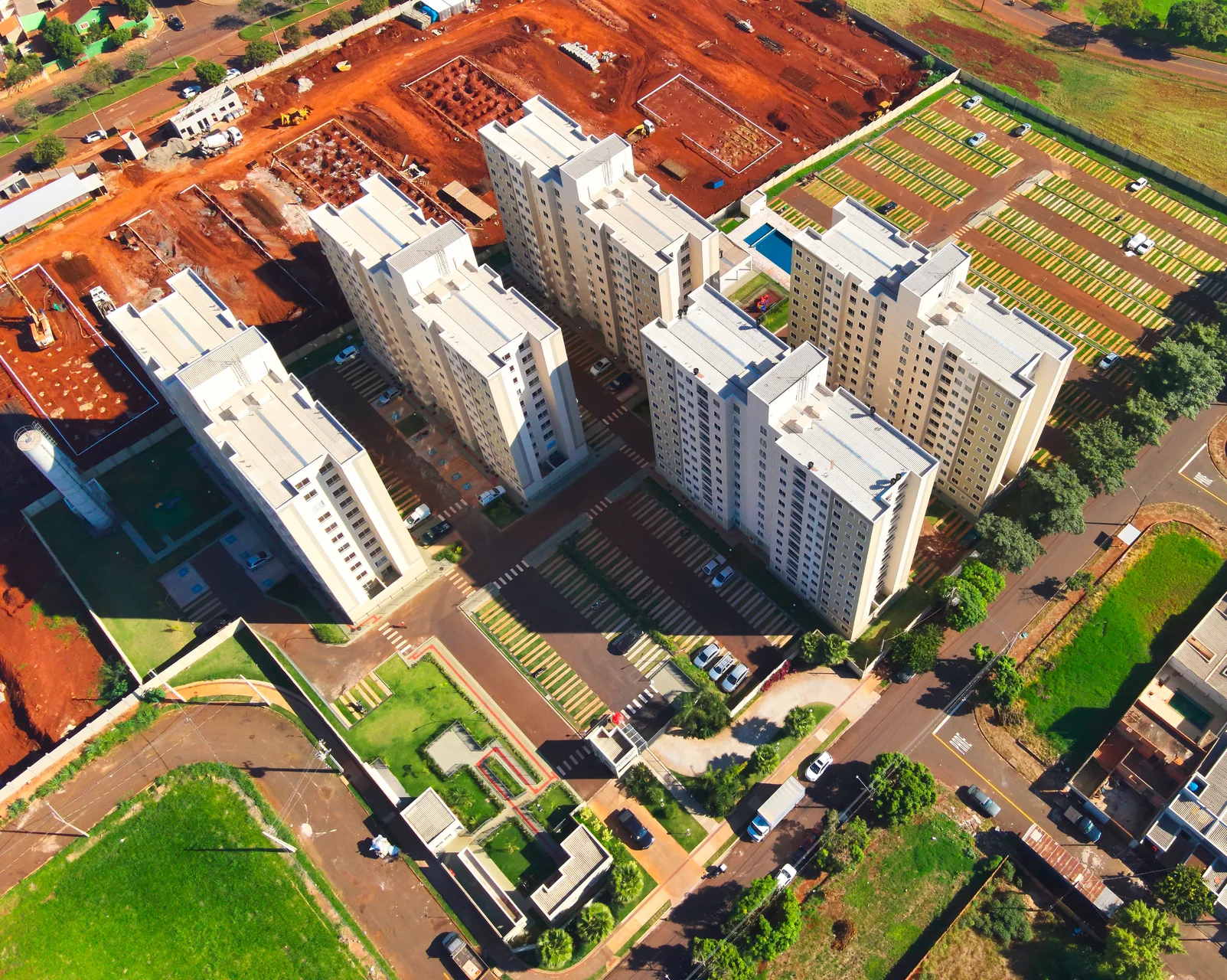 Vista aérea de empreendimento residencial com torres, áreas comuns e acessos