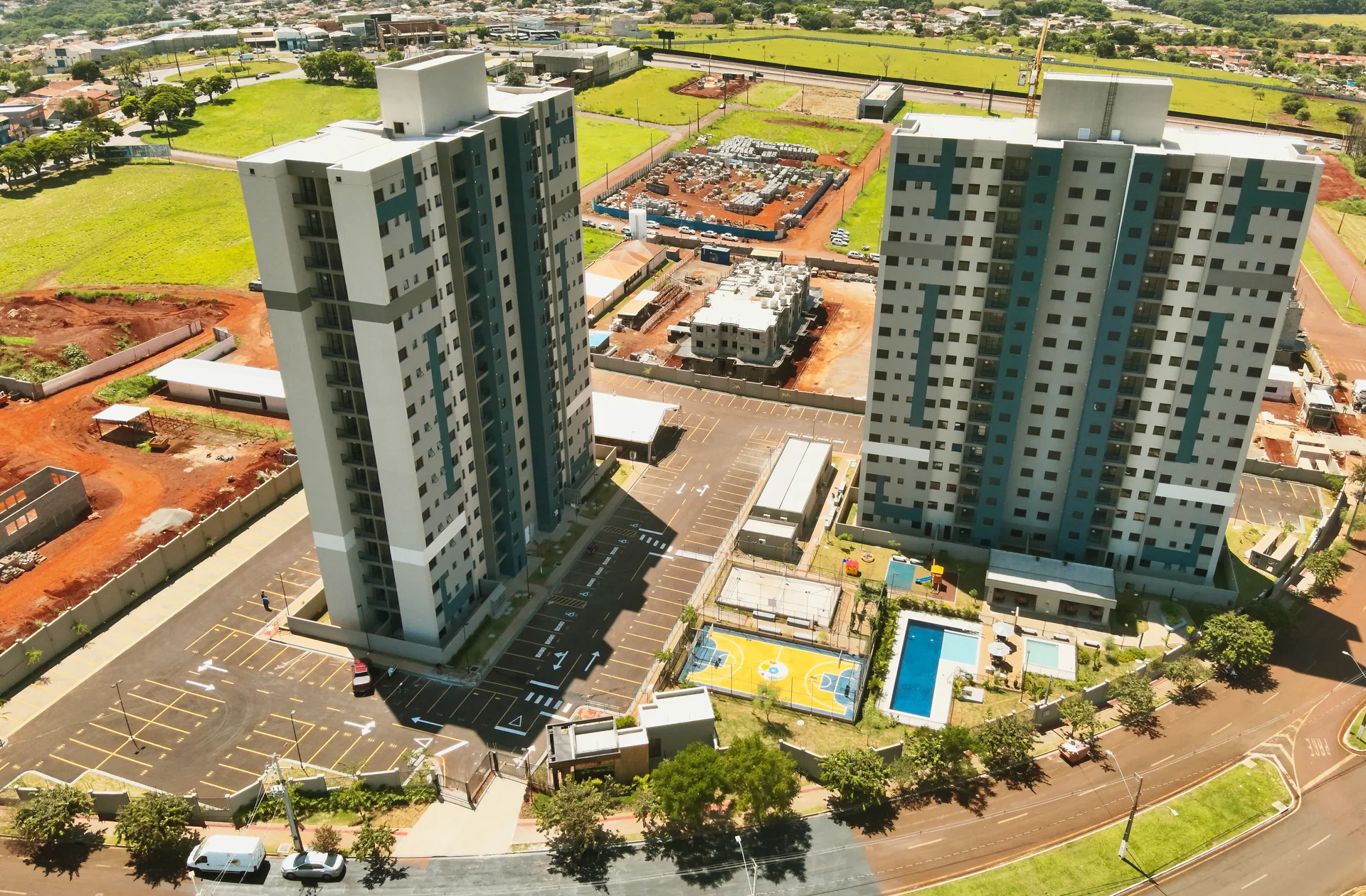 Vista aérea de torres residenciais, áreas comuns e estacionamento