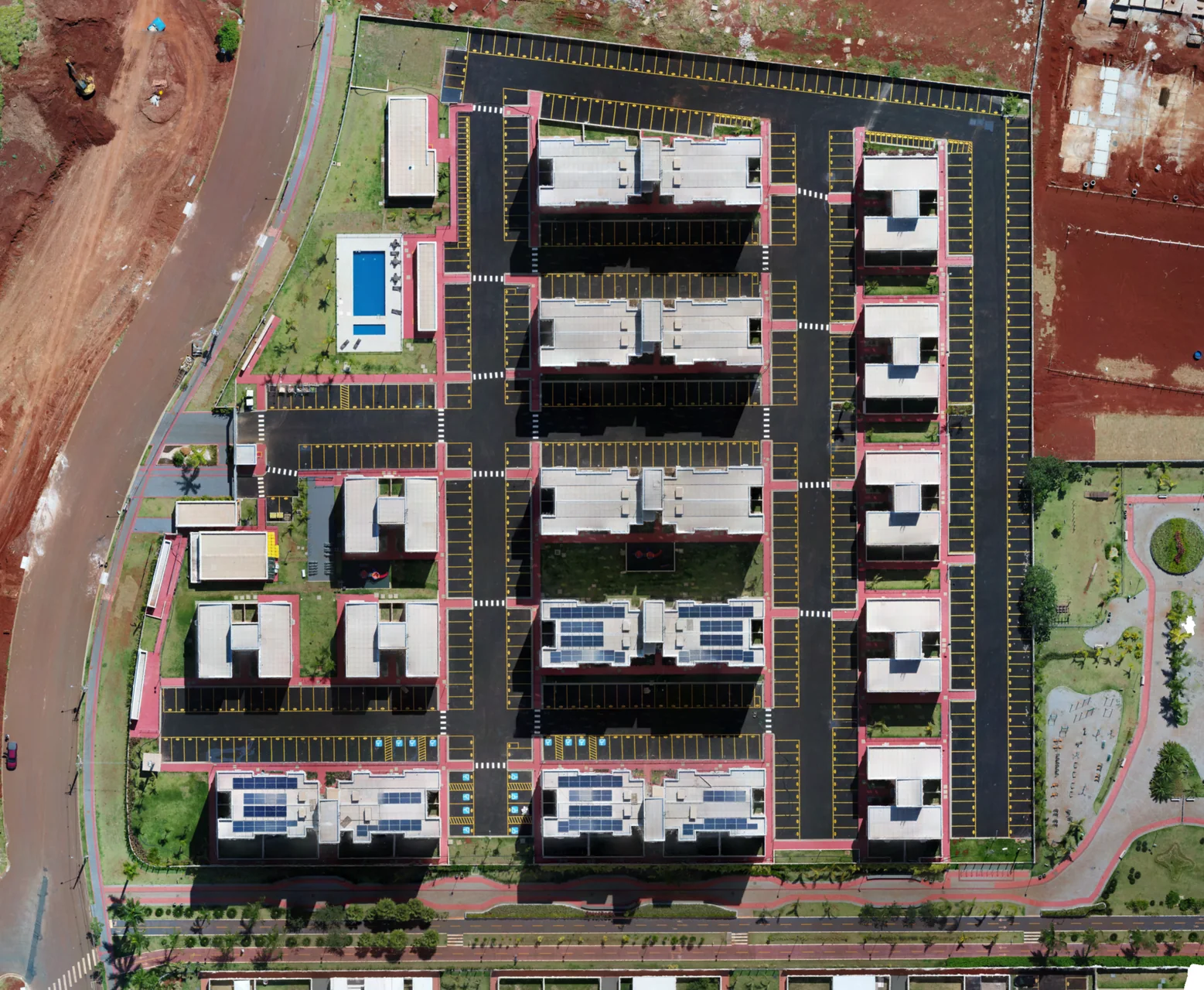 Ortofoto de implantação de empreendimento com edificações e áreas comuns
