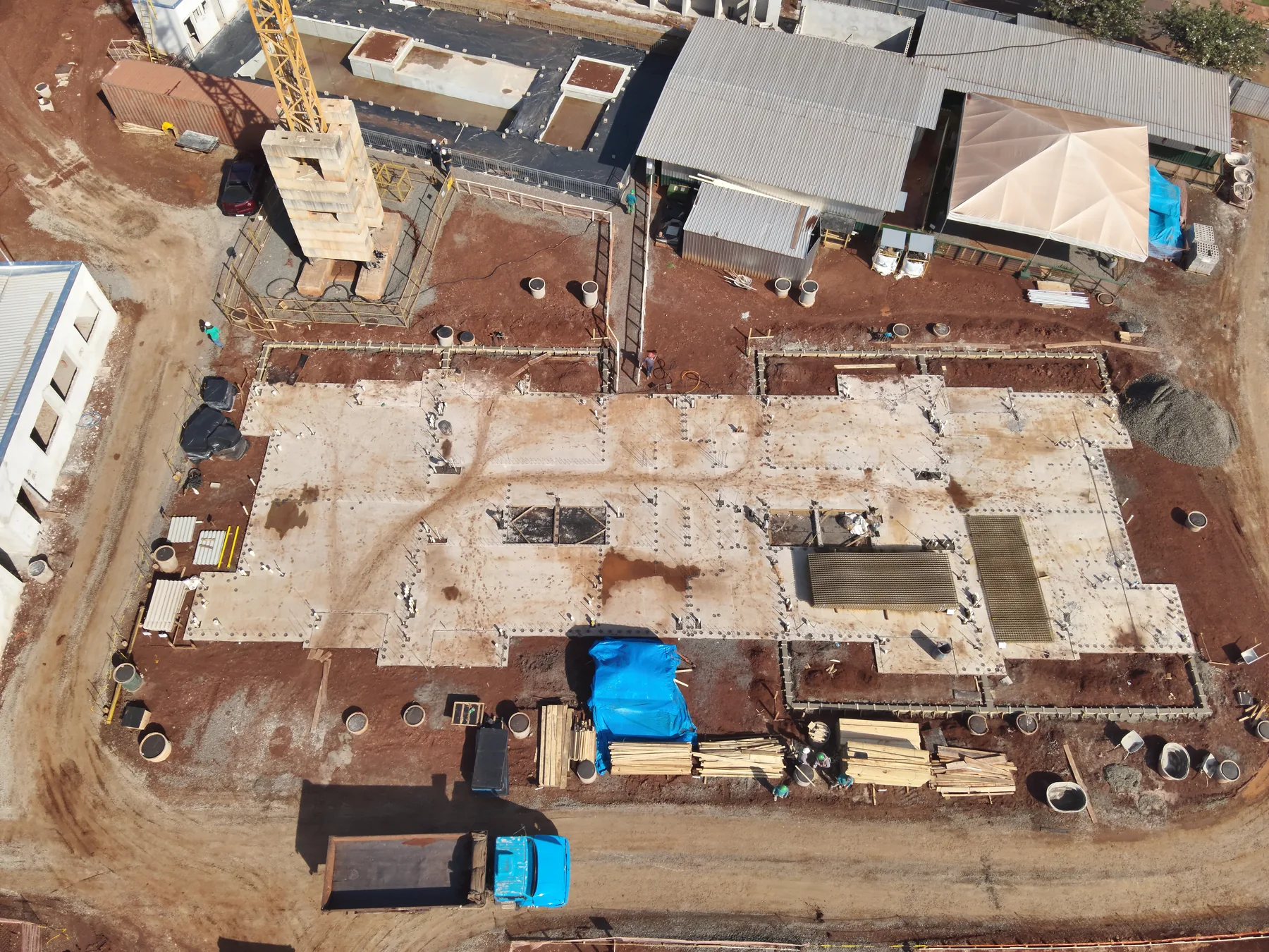 Vista aérea da evolução da estrutura e das fundações da obra