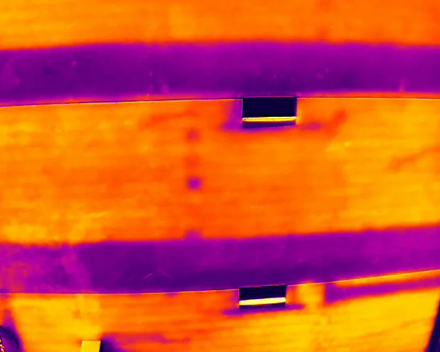 Imagem termográfica aproximada de fachada e entorno de aberturas