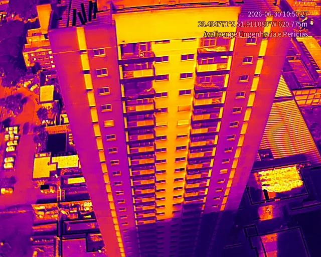 Imagem termográfica aérea de fachada de edifício