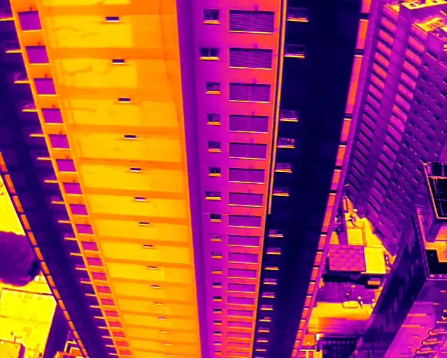 Imagem termográfica de edifício mostrando diferentes padrões de temperatura superficial