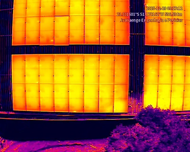 Imagem termográfica de módulos fotovoltaicos com diferenças de temperatura