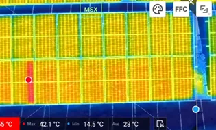 Imagem termográfica de módulo fotovoltaico com ponto de temperatura destacado