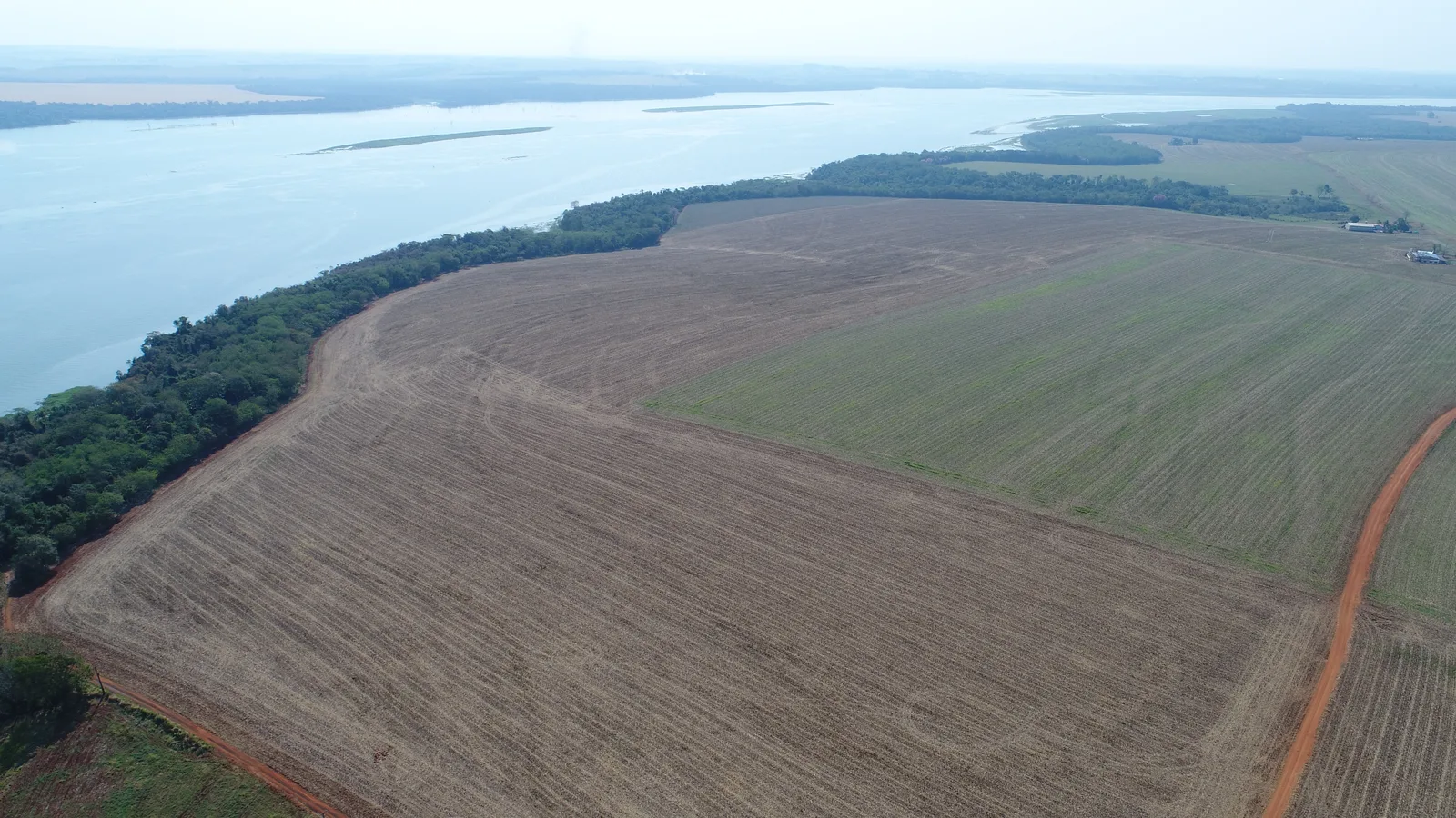 Vista aérea de propriedade rural junto a reservatório