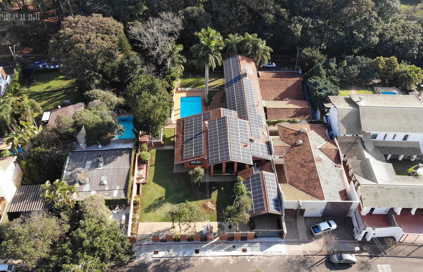 Vista aérea de imóvel urbano com benfeitorias